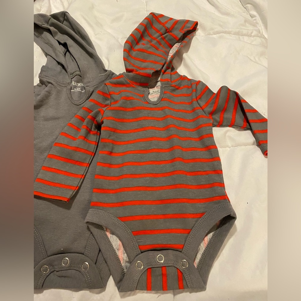 NWOT- 3 piece Hanes hooded onesies, 0-6 months